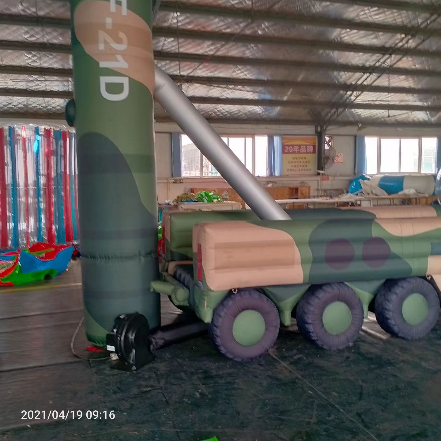 喀左军事演习中的充气目标车辆：模拟发射车雷达车坦克飞机